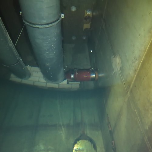 Sprinklertank-Inspektion: Betontank, 15 Jahre – Sprinkleranlage Ventil Sedimente Bodensicht Inspektionsaufnahme